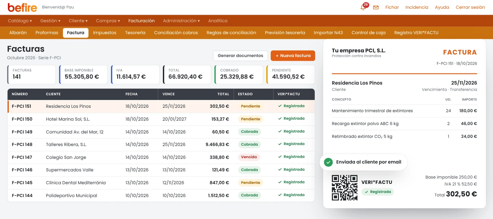 Listado de facturas con su estado y VERI*FACTU, junto a la factura enviada al cliente